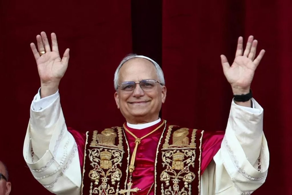 Cardinal Robert Francis Prevost devenu Pape Léon XIV au balcon de la Basilique Saint-Pierre à Rome lors de son élection. (illustration)